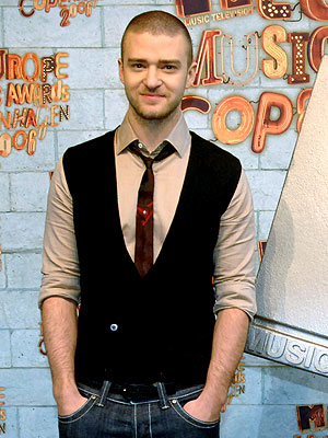 Justin Timberlake Wearing Skinny Tie with Vest and Jeans for a Casual Look